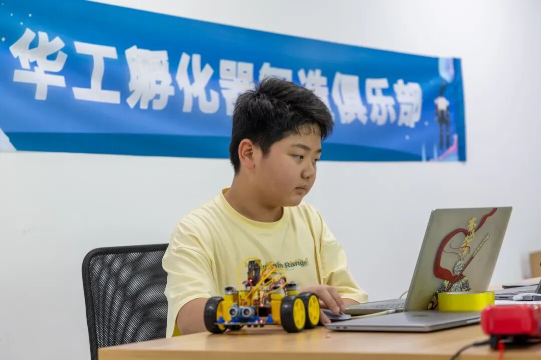 正在备赛的未来科技之星。城市摄影队 龚建国 摄