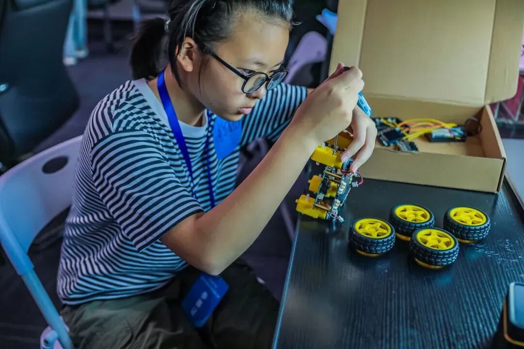 参赛小朋友正在认真精修。城市摄影队 周先进 摄