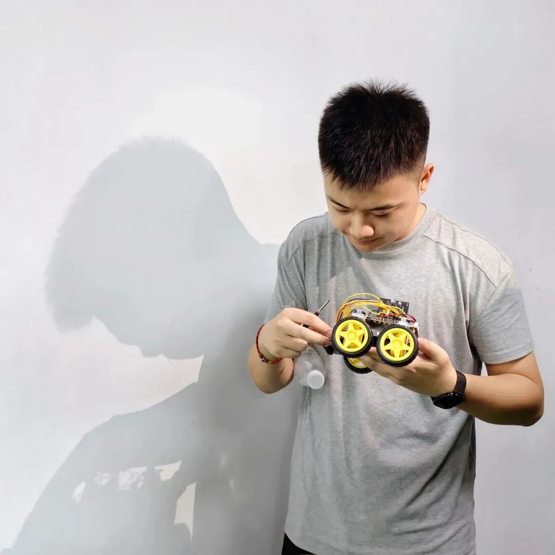 指尖调试少年造。城市摄影队 王练红 摄