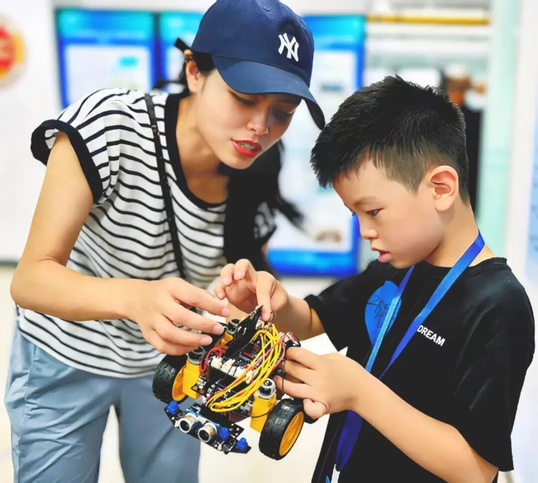 专注调试的少年。城市摄影队 陈春和 摄