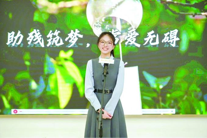 从藏袖到昂首 独臂女孩用一只手撑开一片天