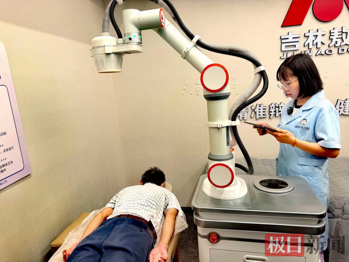 “光谷造”艾灸机器人在武汉多家药房上岗，此前已在河南省中医院投入使用