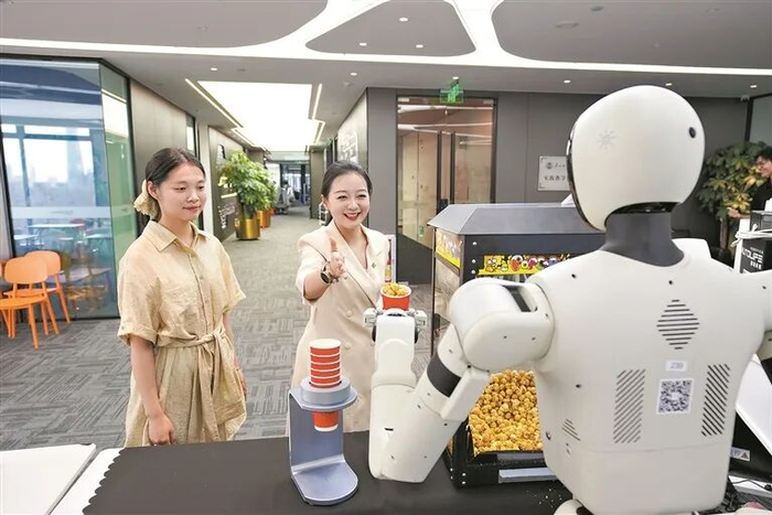 广州人形机器人会多语种讲解，在广交会上成“全能外交官”，还能卖爆米花