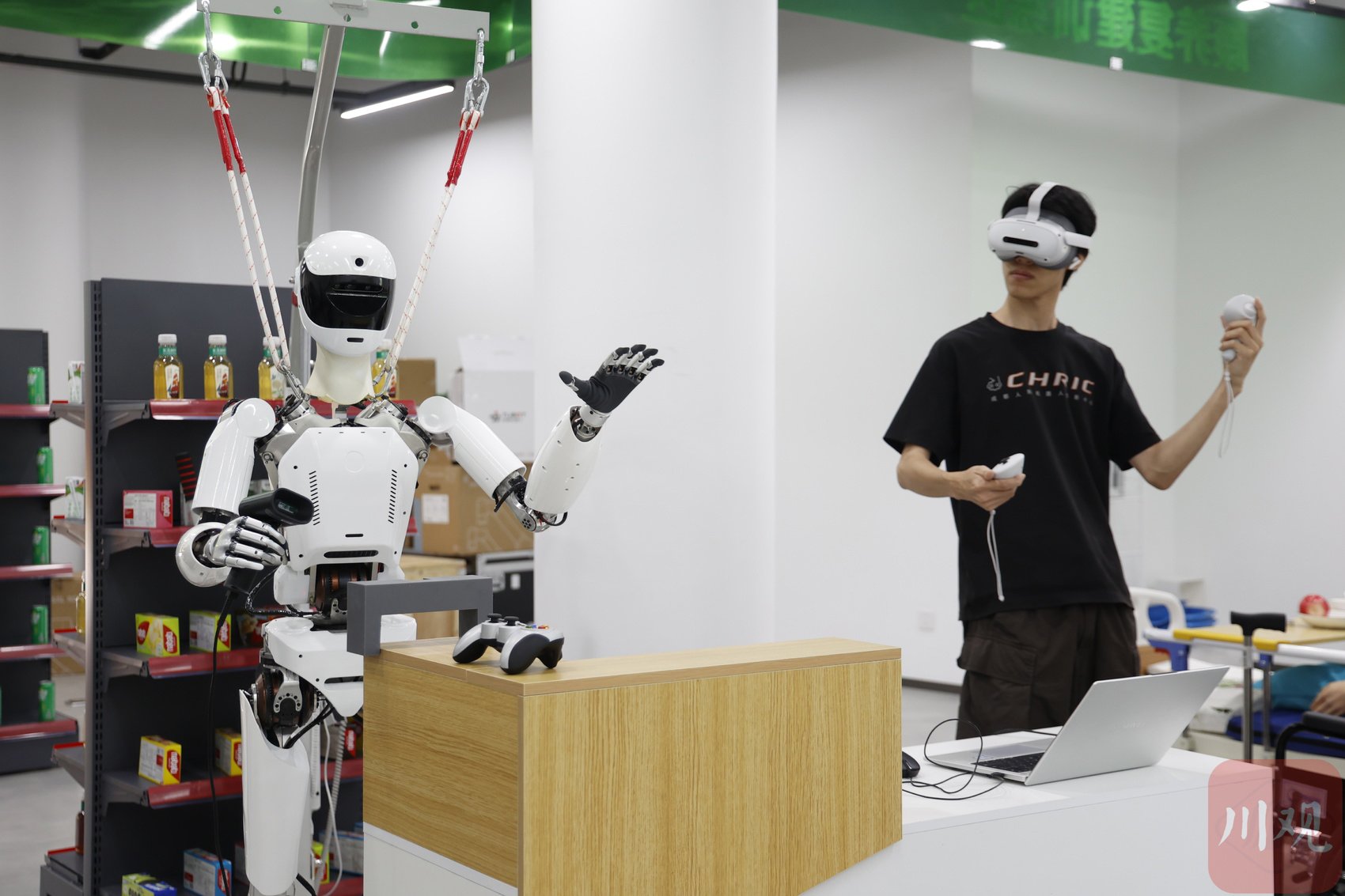 技术人员佩戴VR头显，远程操控人形机器人模拟商超柜台服务。