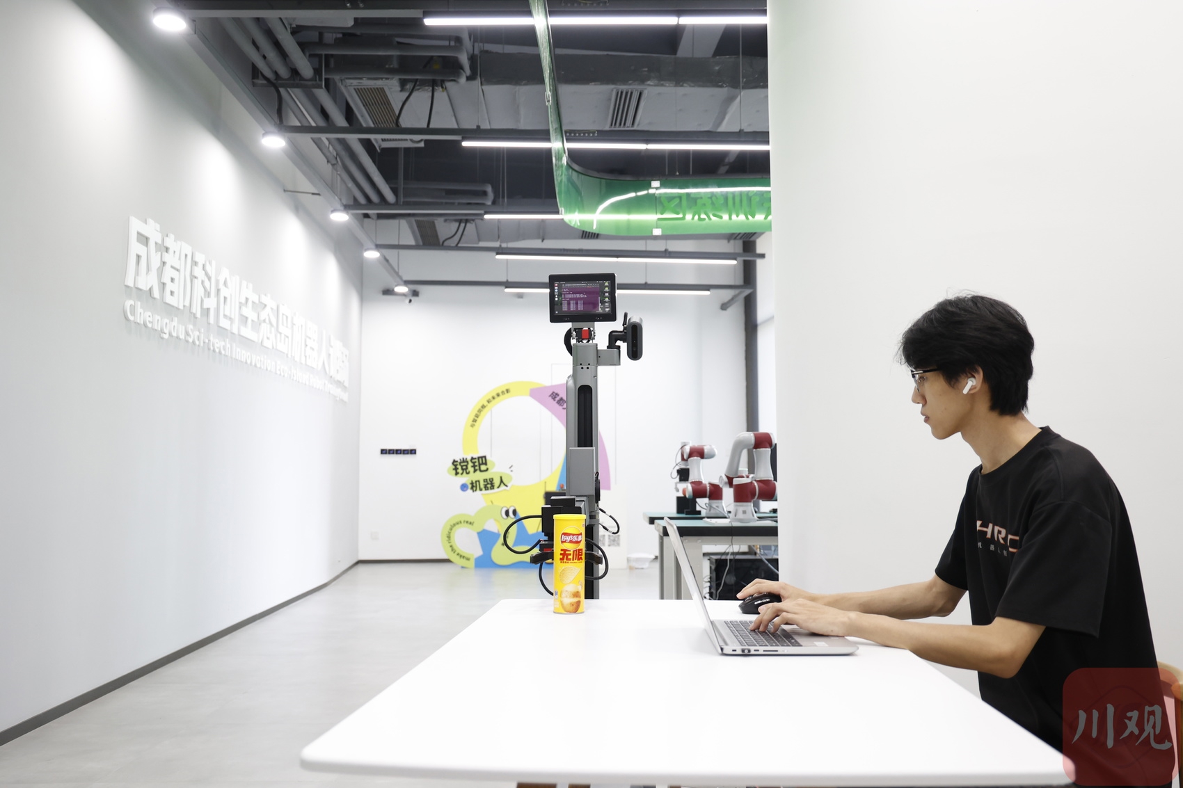 工作人员调试机器人抓取生活物品。