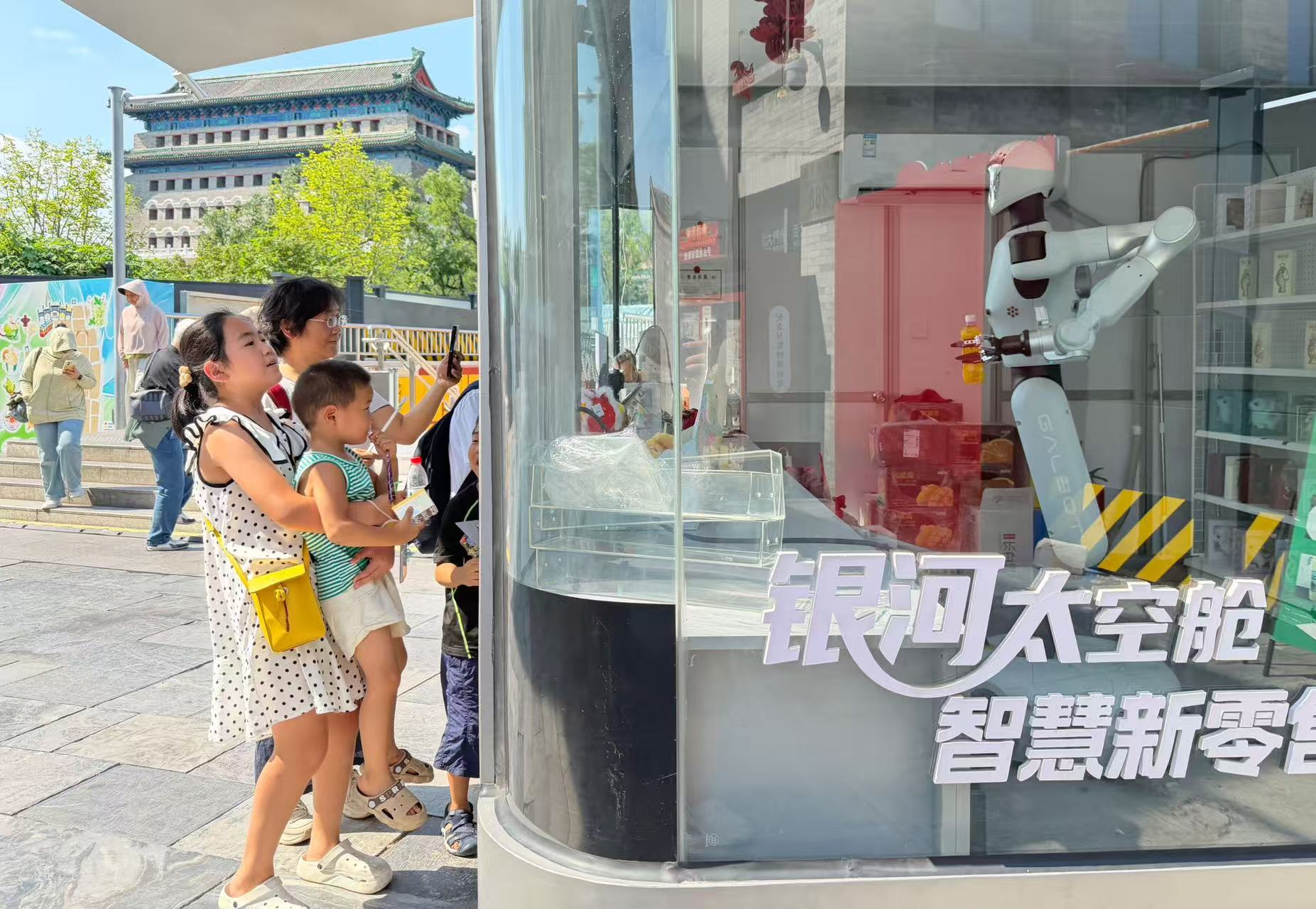 前门地铁站旁，市民、游客在银河太空舱前购买物品。北京日报客户端记者 刘平 摄